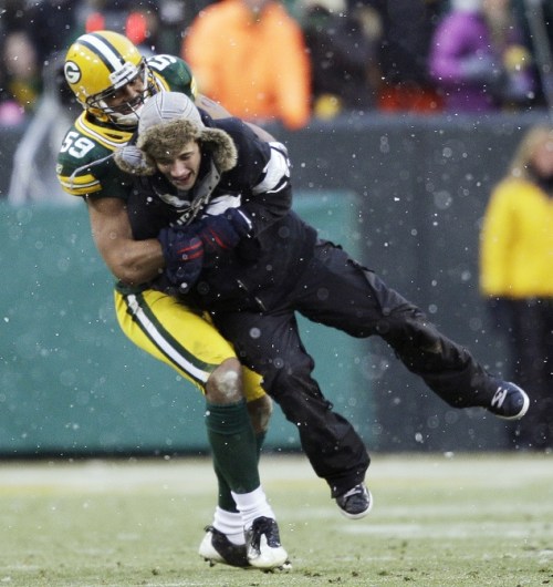 Green Bay Packers linebacker tackles fan