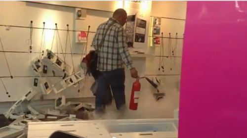 ANGRY MAN SMASHES UP T-MOBILE STORE (VIDEO)